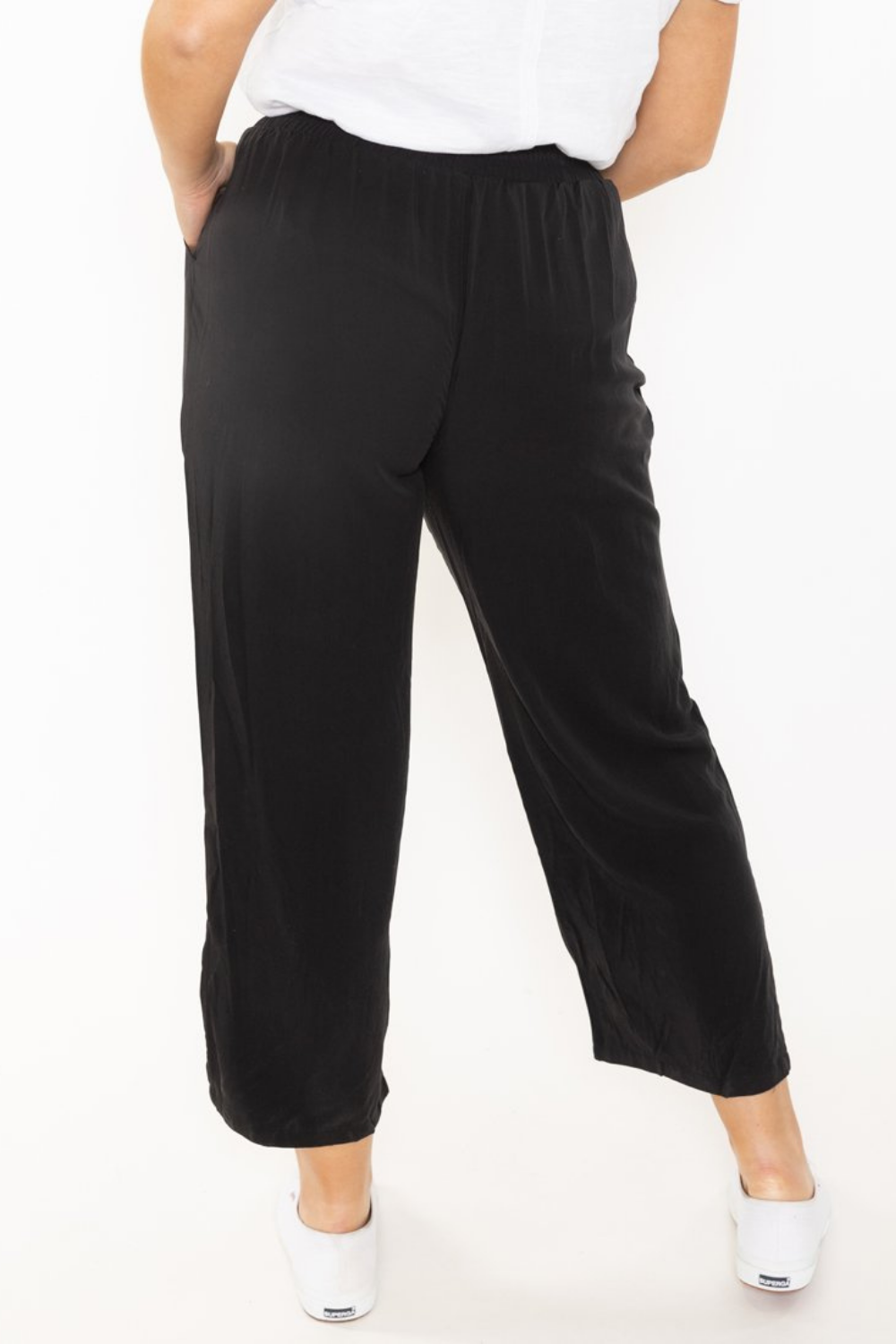 Slit Cut At The Hem Pant In Black