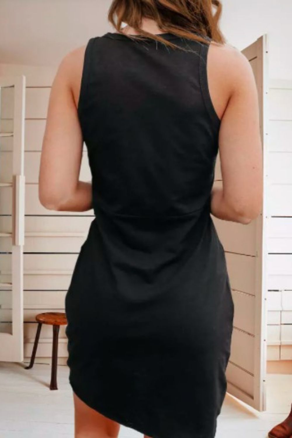 Snap Button Scoop Neck
Pocket Sleeveless Mini Dress
In Black